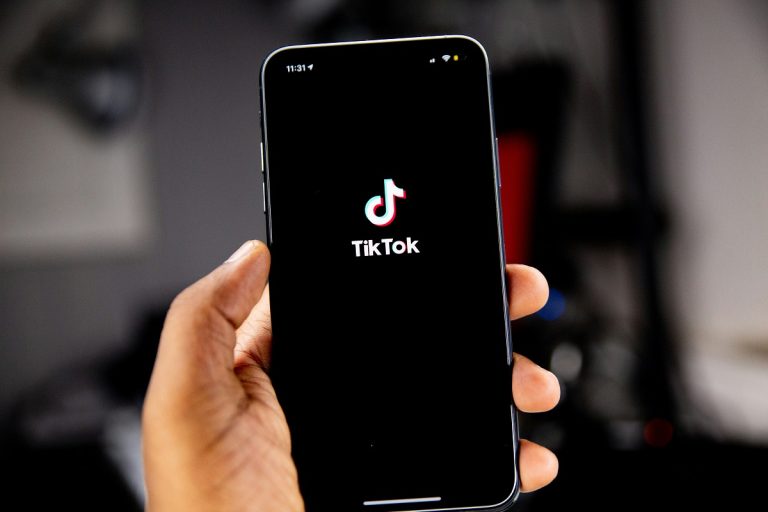 16 Formas reales de ganar dinero en TikTok: qué paga la plataforma en cada país y cómo monetizar por tu cuenta (2026)