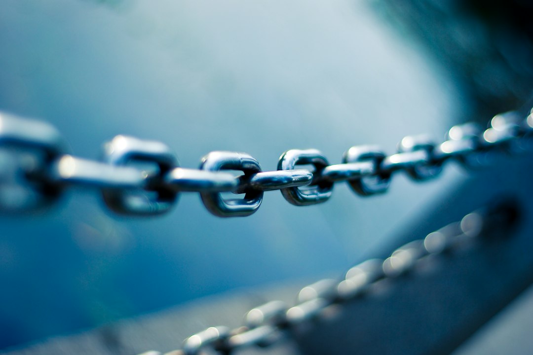Cadena de eslabones metálicos: qué es el linkbuilding y cómo conseguir enlaces