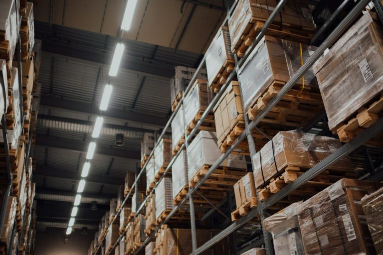 Cómo ganar dinero con Amazon: 7 formas reales (FBA, afiliados, KDP y más)