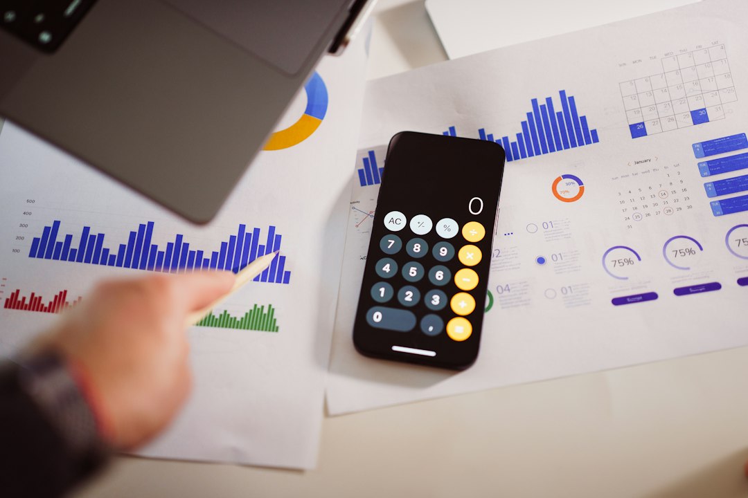 Calculadora junto a un portátil para calcular cuánto cuesta Google Ads