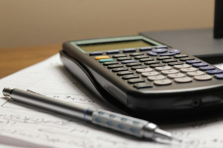 Punto de equilibrio: qué es, fórmula, ejemplo resuelto y taller con análisis de capacidad