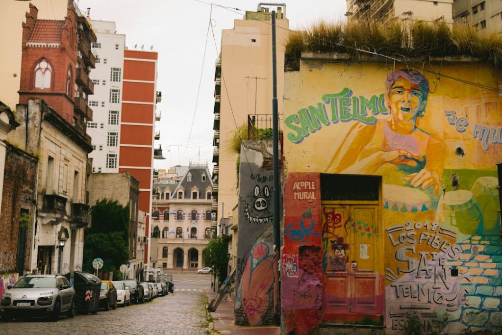 Calle con autos estacionados y edificios, negocios para emprender en Argentina