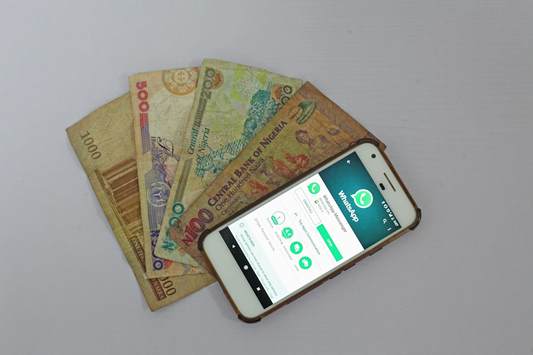 Celular junto a billetes: recibir dinero desde Estados Unidos pagando menos comisiones