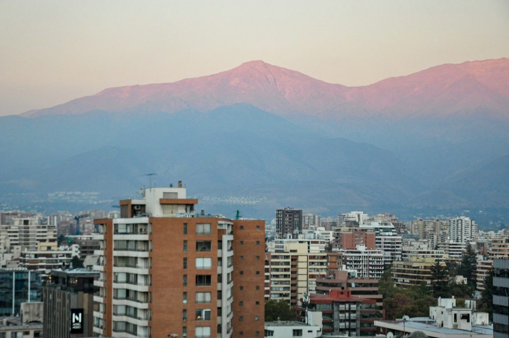 Ciudad con montañas al fondo al atardecer, guía para crear una empresa en Chile