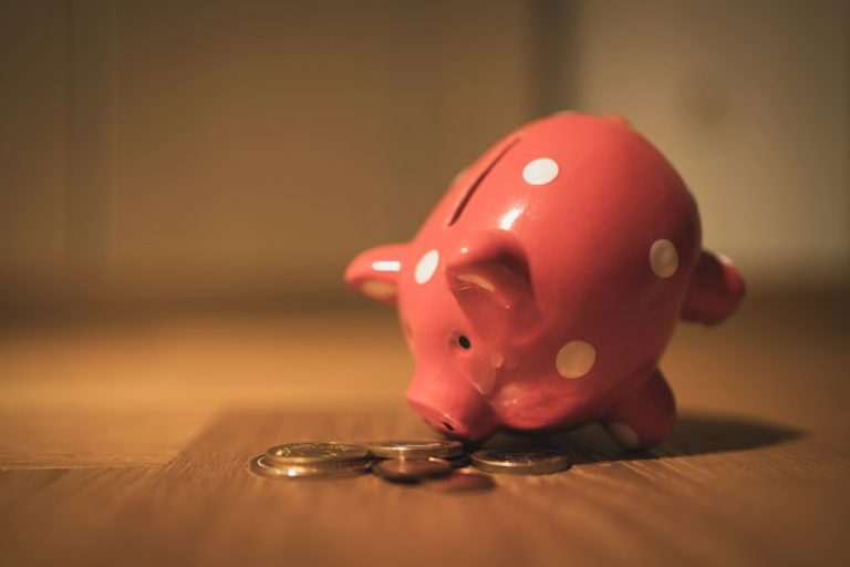 Cómo ahorrar dinero: 7 pasos, la regla 50/30/20 y trucos que funcionan