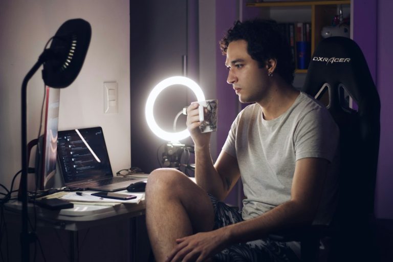 Cómo contratar influencers para tu marca: 5 recomendaciones, precios, contrato y lo que exige la ley