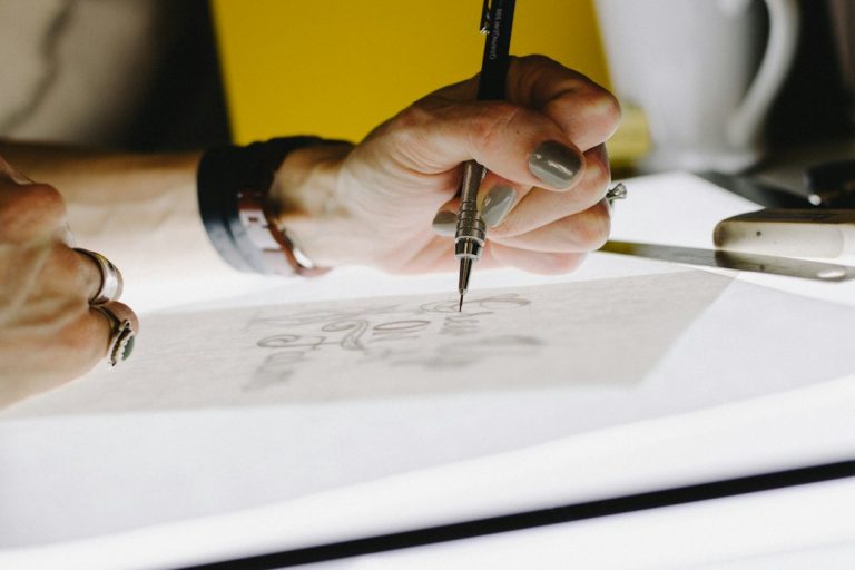 Cómo crear un logotipo para tu pequeña empresa: tipos, paso a paso, costos y lo que hacen otros emprendedores