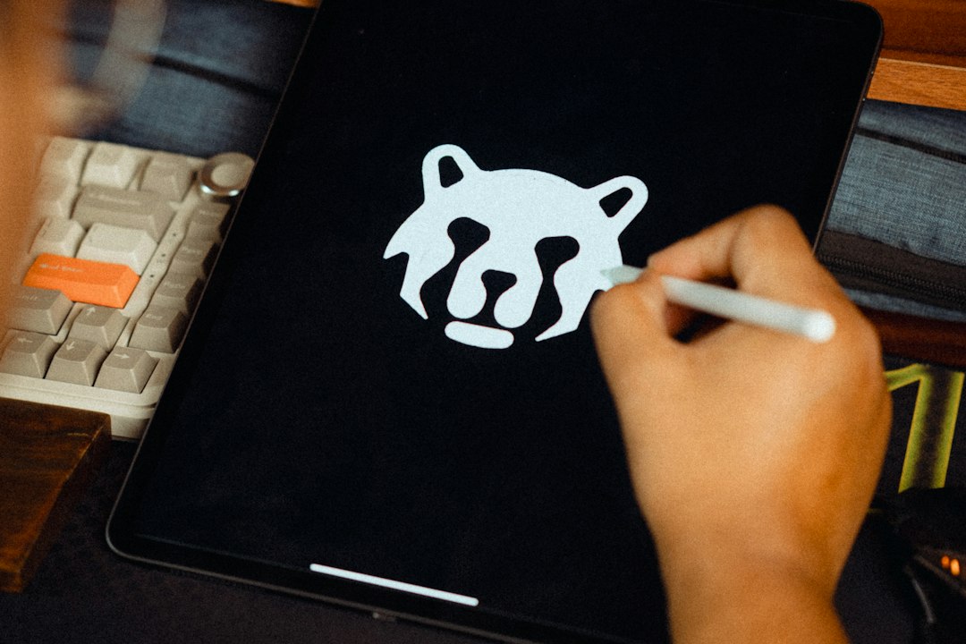 Diseñador dibujando un logotipo en una tableta, generador de logos para tu negocio