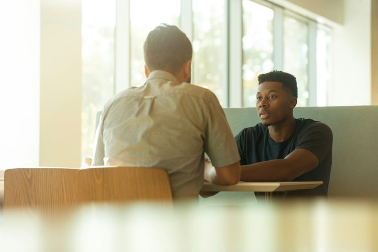 Qué es la PNL y cómo aplicarla en los negocios: 5 claves de comunicación (y lo que dice la ciencia)