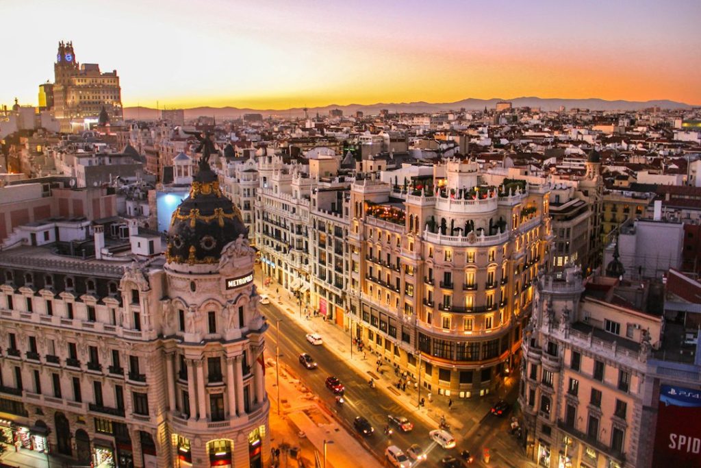 Edificio Metrópolis y la Gran Vía de Madrid, guía para crear una empresa en España