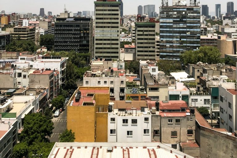 Cómo invertir en bienes raíces en México: mejores zonas, costos, créditos y requisitos para extranjeros