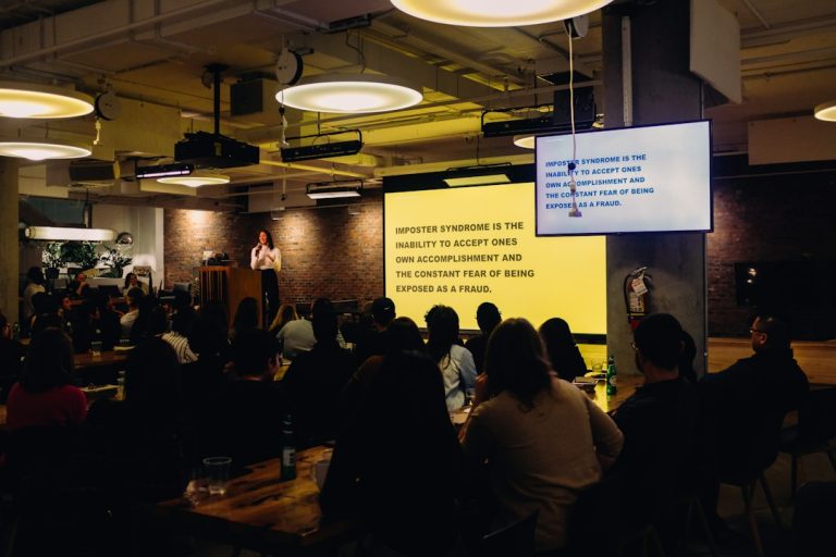 Elevator pitch: qué es, cómo hacer un discurso de ascensor en 6 pasos y ejemplos