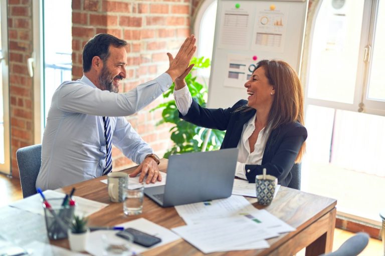 Cómo contratar a tu primer empleado: proceso de selección en 8 pasos para emprendedores (y lo que exige la ley)