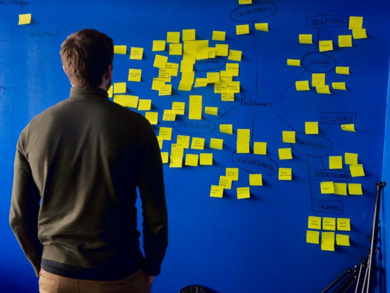 Customer development: qué es, sus 4 fases y cómo validar tu idea con clientes reales