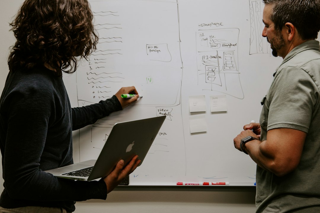 Equipo analizando en una pizarra los resultados de un benchmarking frente a la competencia