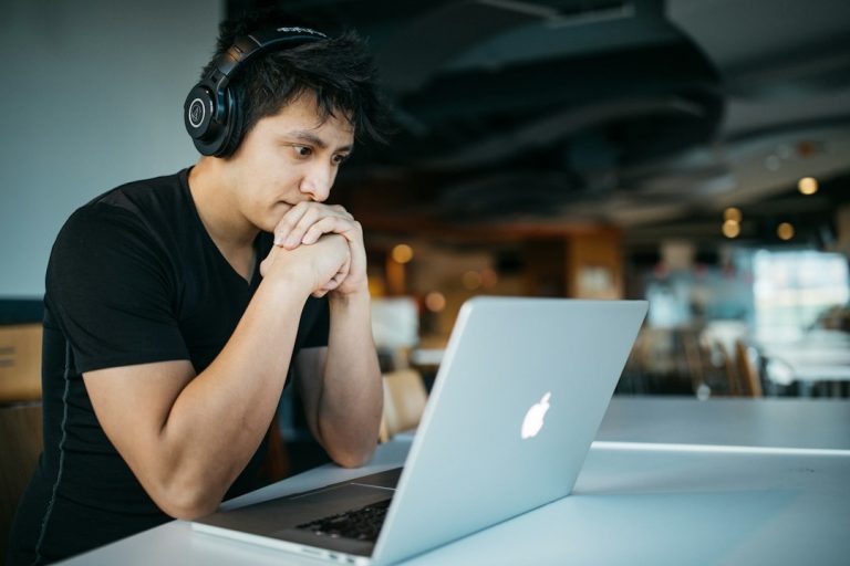 Ventajas y desventajas de los cursos online: 7 beneficios y cómo elegir el mejor