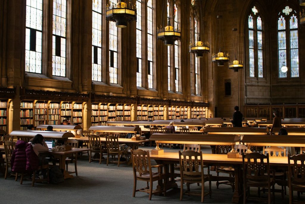 Estudiantes en una biblioteca universitaria, becas para mexicanos para estudiar en el extranjero
