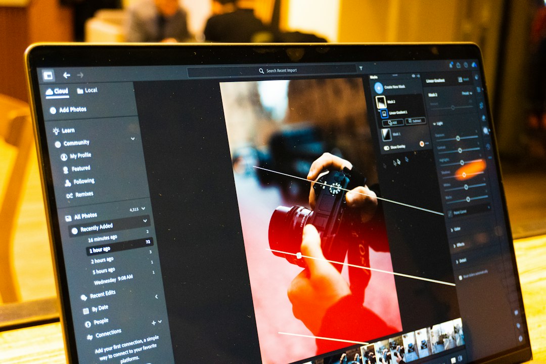 Fotos abiertas en la pantalla de un portátil, cómo recuperar fotos eliminadas en Mac