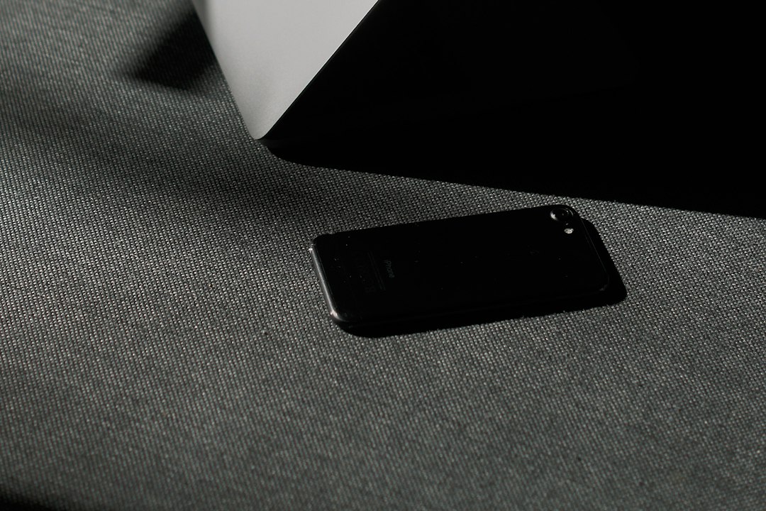 iPhone junto a un MacBook sincronizados con iCloud, el servicio en la nube de Apple