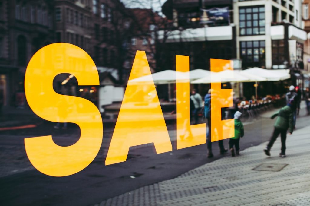 Letrero de rebajas en la vitrina de una tienda, trucos psicológicos para vender más