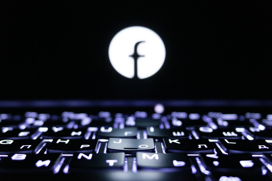 Logotipo de Facebook en una pantalla, sobre un teclado, para aprender a hacer publicidad en Facebook