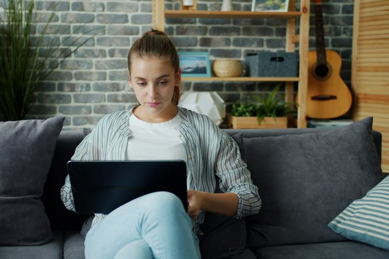 Cómo trabajar desde casa sin experiencia: 10 trabajos para empezar y cómo evitar estafas