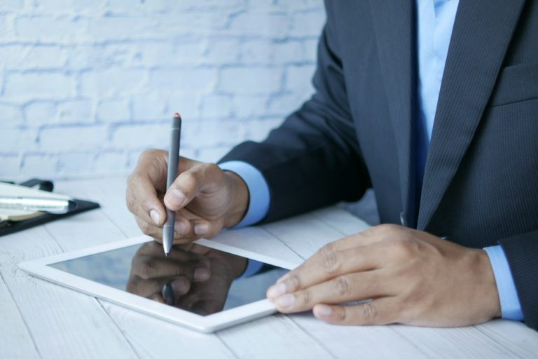 Cómo digitalizar un contrato y firmarlo electrónicamente: pasos, validez legal y herramientas