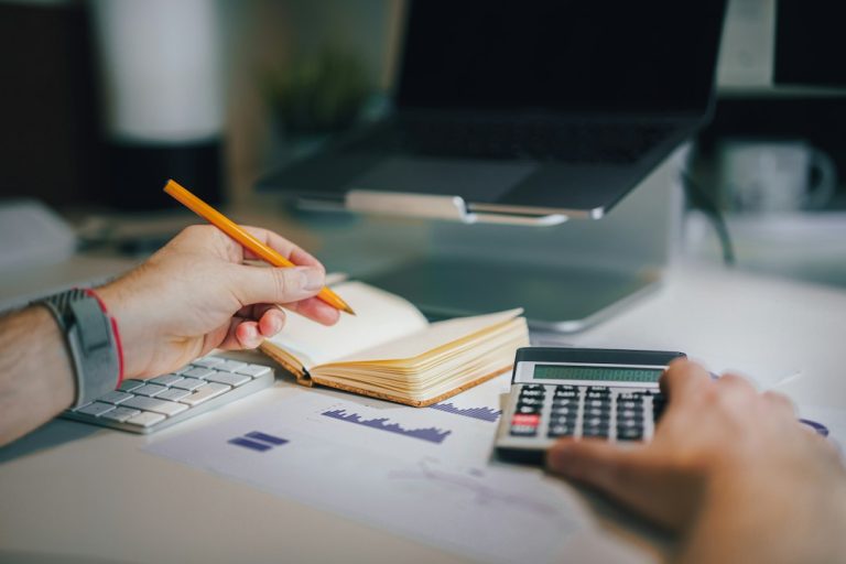 Facturación electrónica: qué es y qué exige la ley en España, México y Colombia