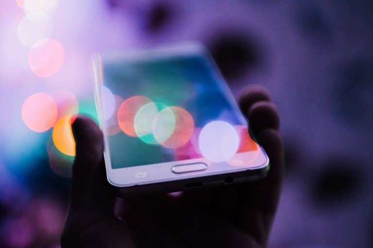 Cómo recuperar fotos borradas de un celular Android o iPhone: métodos gratis y con programa