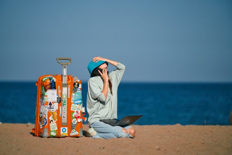 100 formas reales de ganar dinero mientras viajas: datos, tips y casos de éxito como el de Luisito Comunica