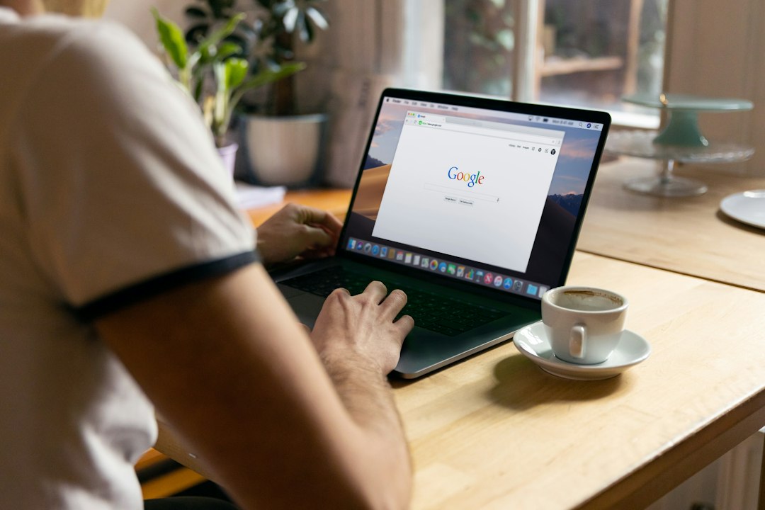 Persona usando un portátil para elegir y registrar el dominio web de su negocio