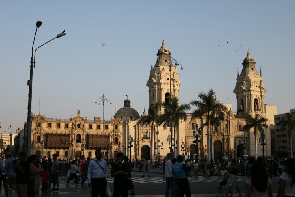 Personas caminando por la Plaza Mayor frente a la Catedral de Lima, guía para crear una empresa en Perú