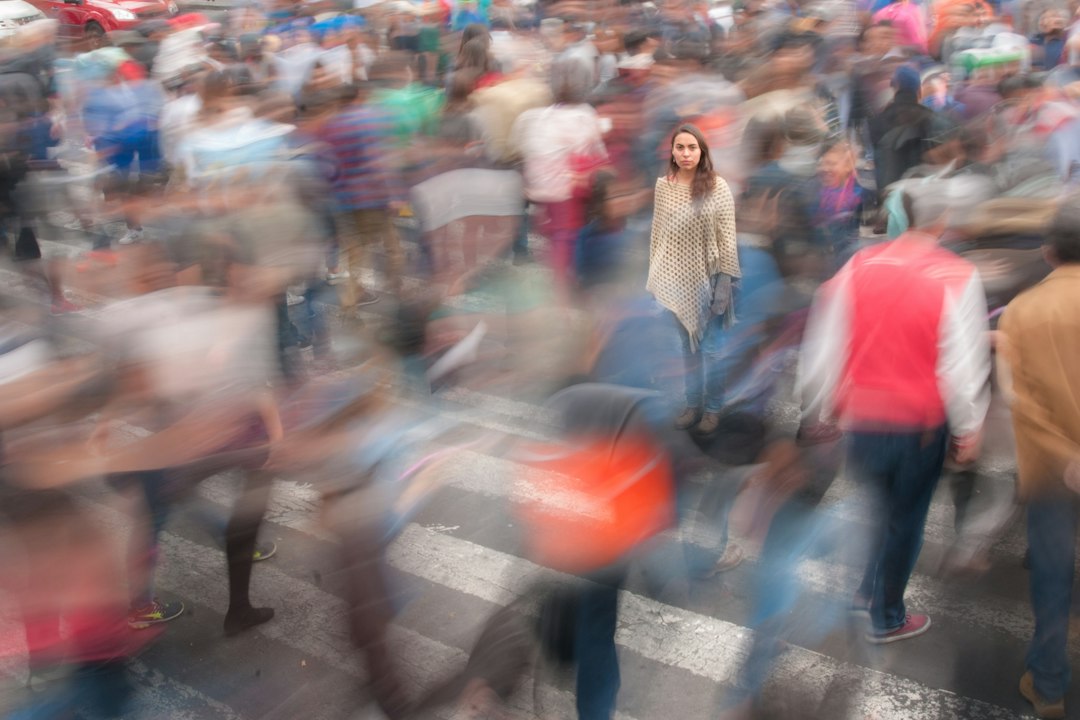 Personas de distintos perfiles caminando por la calle, ejemplo de segmentación de mercado