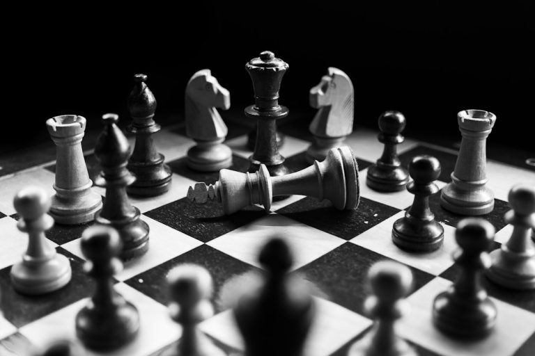 Qué es estrategia: definición, 15 conceptos de expertos y cómo aplicarla en tu negocio
