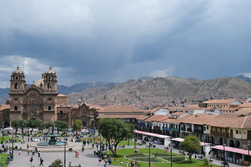 Plaza de Armas del Cusco con la catedral y montañas al fondo, negocios para emprender en Perú
