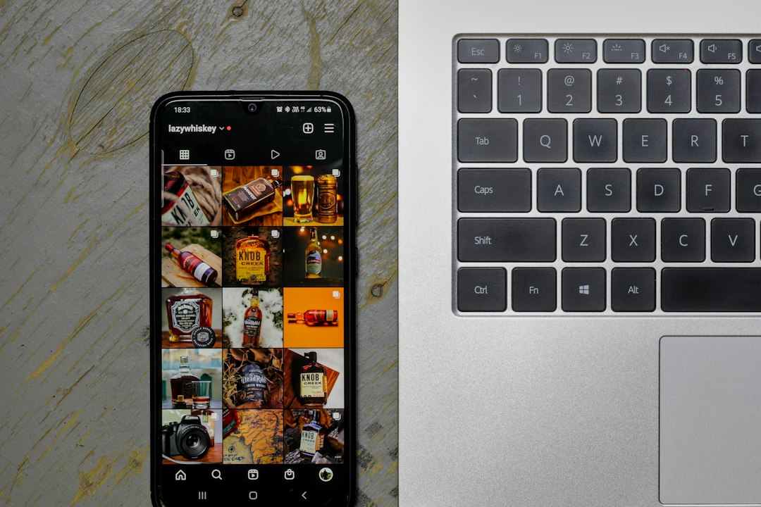 Portátil abierto junto a un teléfono móvil para usar Instagram web desde la computadora