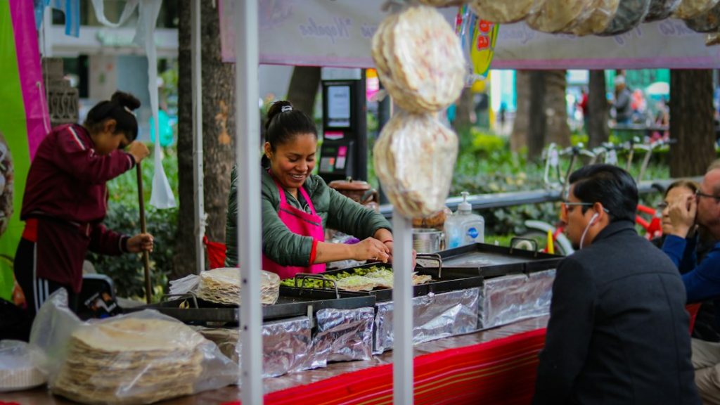 Puesto de comida callejera, ejemplo de negocio para emprender en México