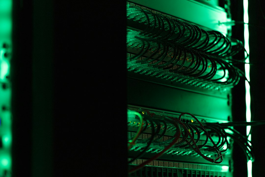 Rack de servidores en un centro de datos donde se alojan páginas web