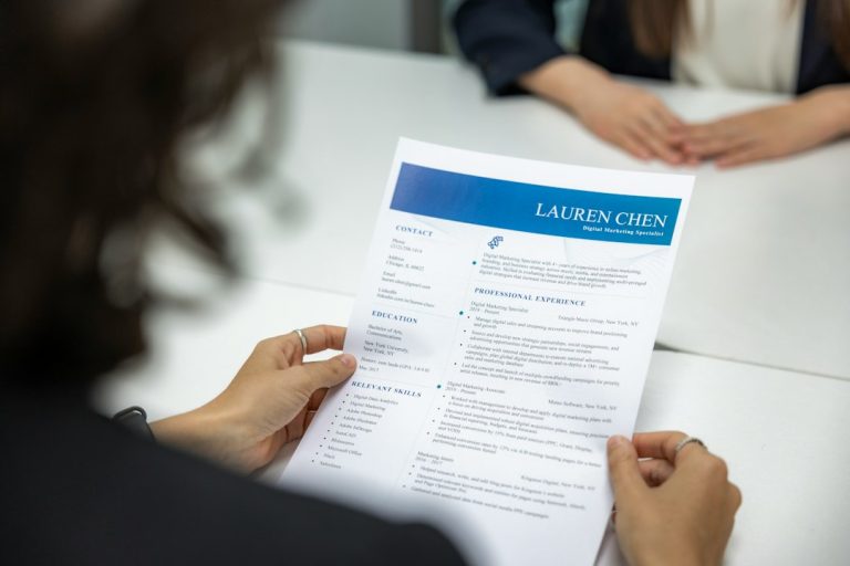 Currículum 2026: 8 tendencias que buscan los reclutadores (y checklist para tu CV)