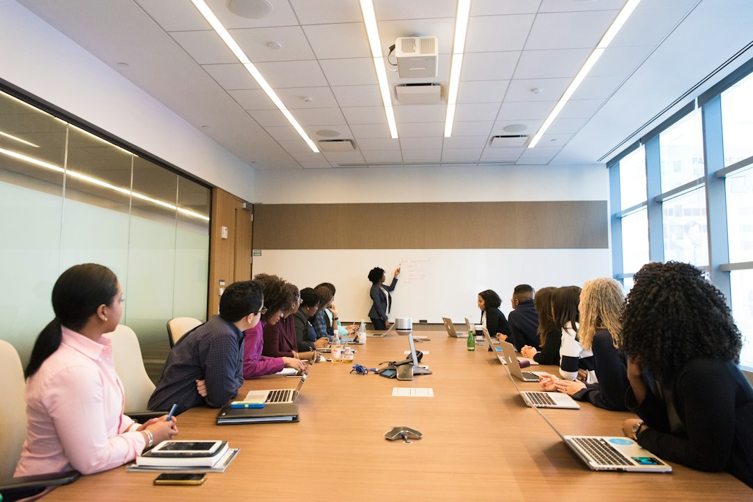 Reunión de ventas B2B con una cuenta clave, como propone el account-based marketing