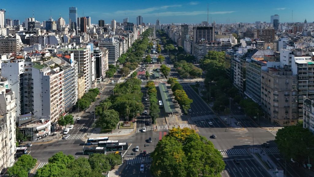 Vista aérea de una ciudad con edificios altos, guía para crear una empresa en Argentina